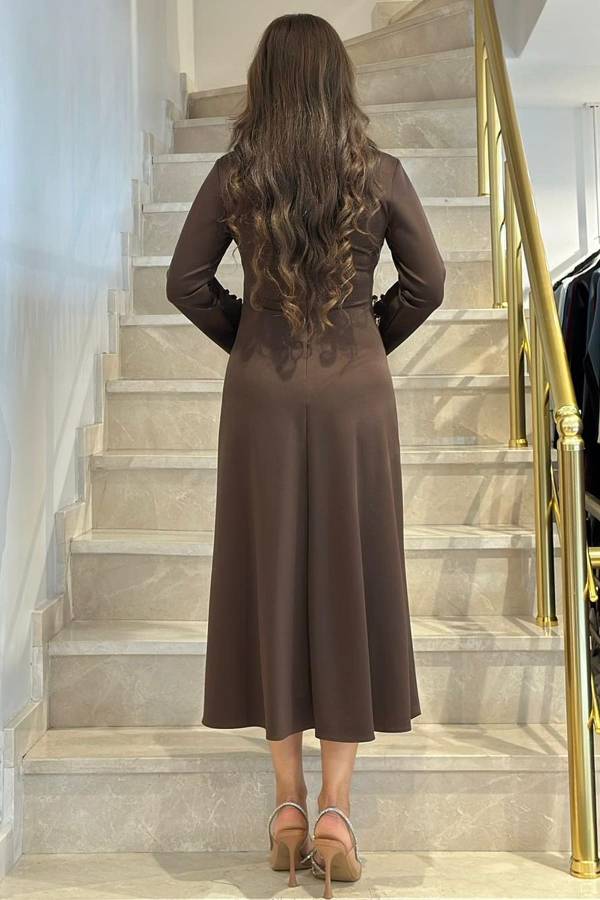 Açık yakalı kol ucu yırtmaç detaylı likralı elbise