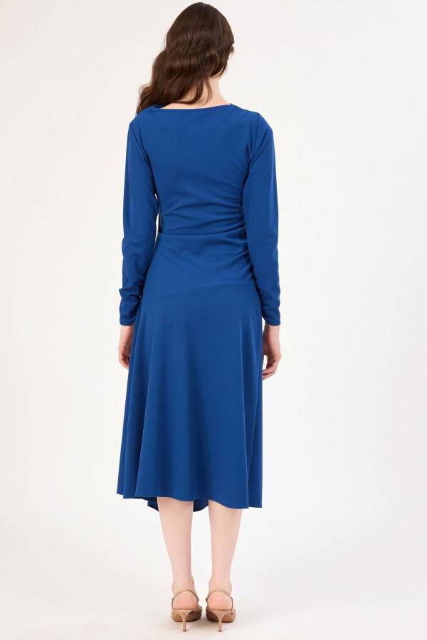 Asimetrik yakalı likralı krep elbise