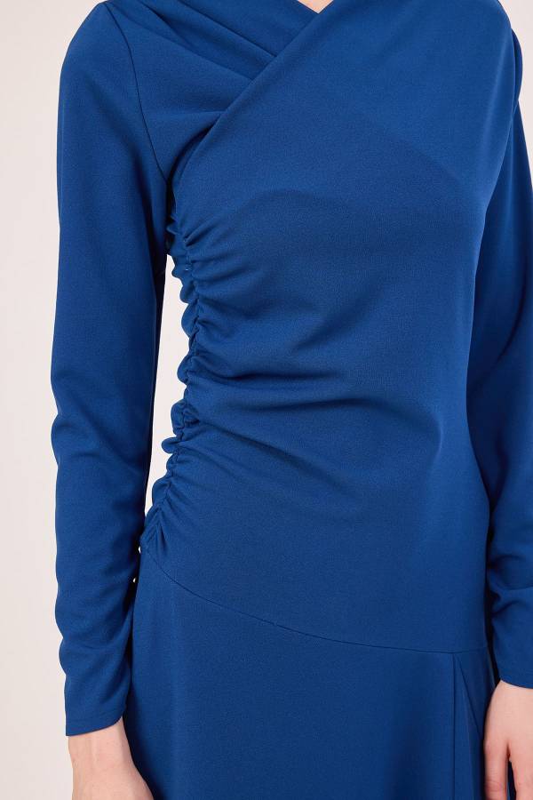 Asimetrik yakalı likralı krep elbise