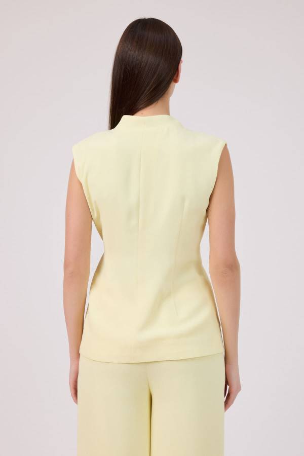 Asimetrik yakalı yelek