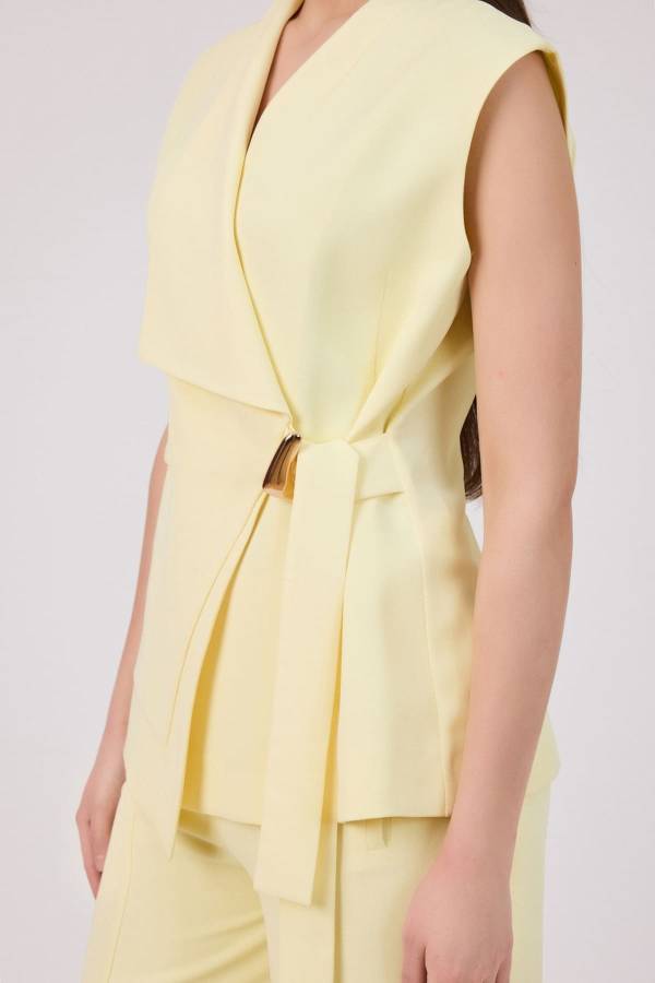 Asimetrik yakalı yelek