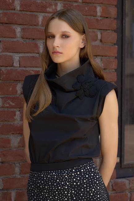 Broş çicekli dik yaka poplin bluz - Thumbnail