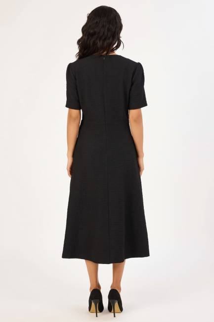 Fever - Broş düğmeli kırışık dokulu siyah elbise (1) Fever - Broş düğmeli kırışık dokulu siyah elbise (1)
