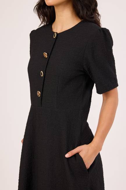 Broş düğmeli kırışık dokulu siyah elbise - Thumbnail