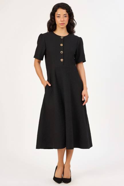 Fever - Broş düğmeli kırışık dokulu siyah elbise Fever - Broş düğmeli kırışık dokulu siyah elbise