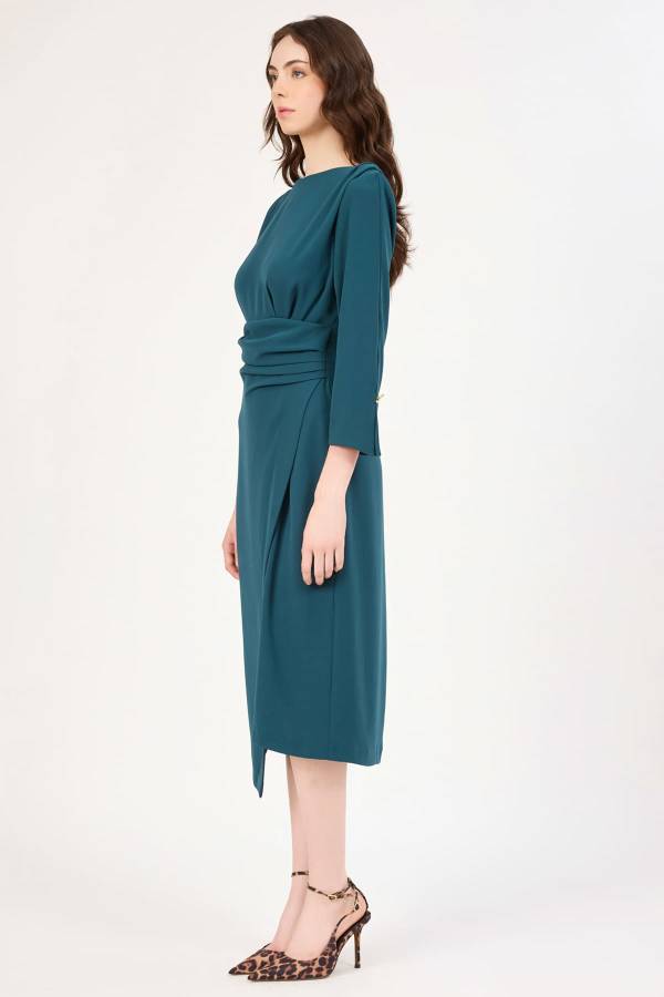 Drape detaylı asimetrik elbise