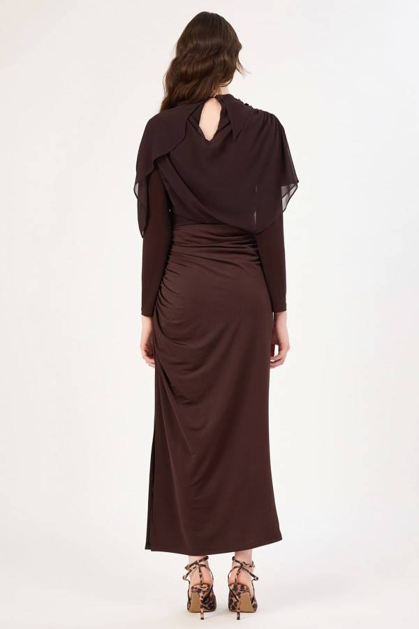 Drape detaylı broş aksesuarlı elbise Drape detaylı broş aksesuarlı elbise