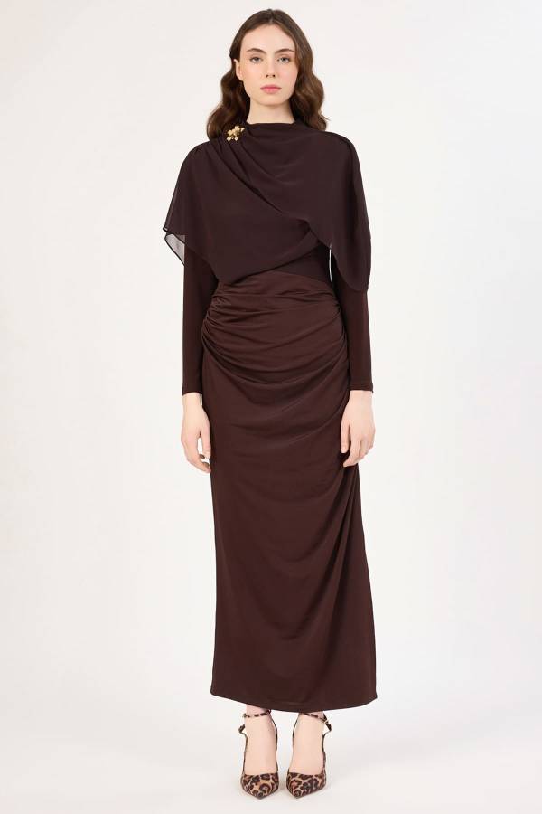 Drape detaylı broş aksesuarlı elbise Drape detaylı broş aksesuarlı elbise