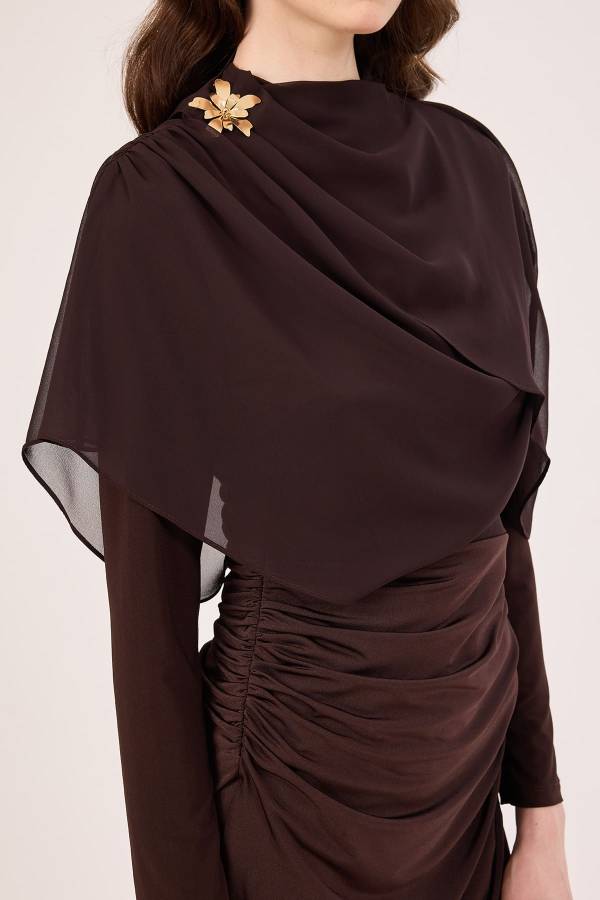 Drape detaylı broş aksesuarlı elbise Drape detaylı broş aksesuarlı elbise