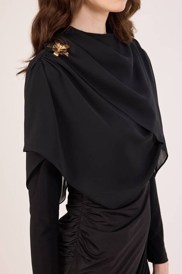 Drape detaylı broş aksesuarlı elbise Drape detaylı broş aksesuarlı elbise