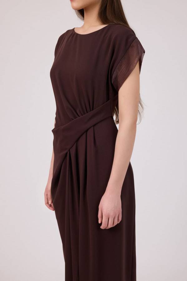 Drape detaylı dökümlü elbise