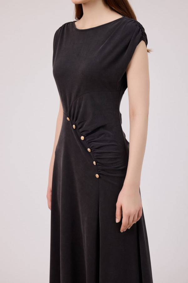 Düğme detaylı tencel elbise