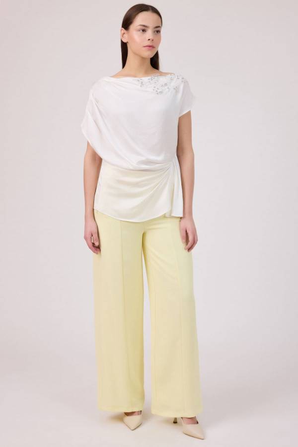 Düşük omuzlu saten bluz