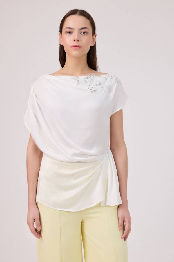 Düşük omuzlu saten bluz