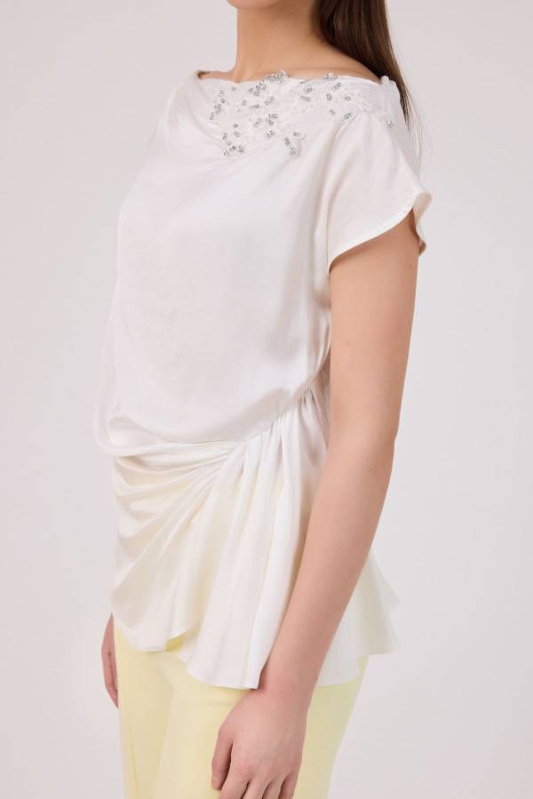 Düşük omuzlu saten bluz
