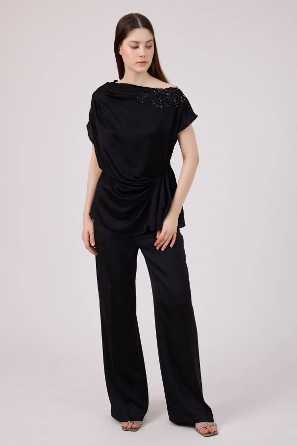 Düşük omuzlu saten bluz