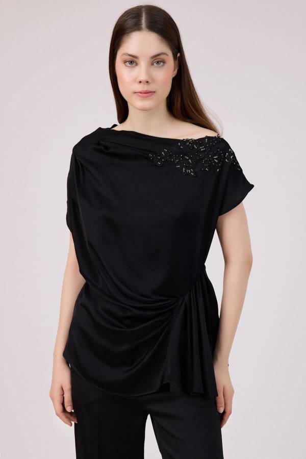 Düşük omuzlu saten bluz