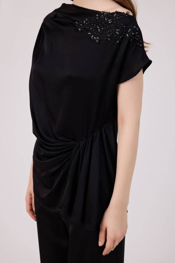 Düşük omuzlu saten bluz