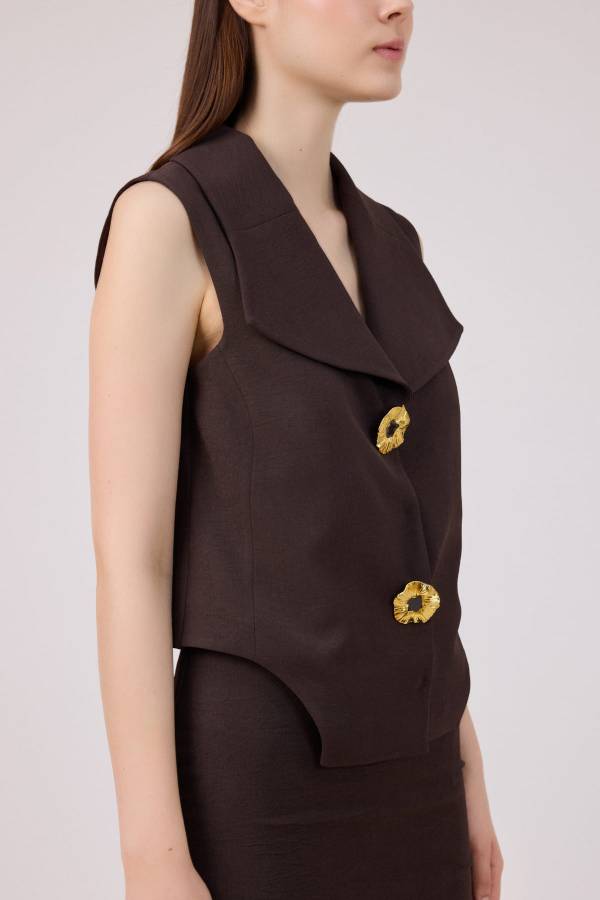 Geniş yakalı düğmeli yelek