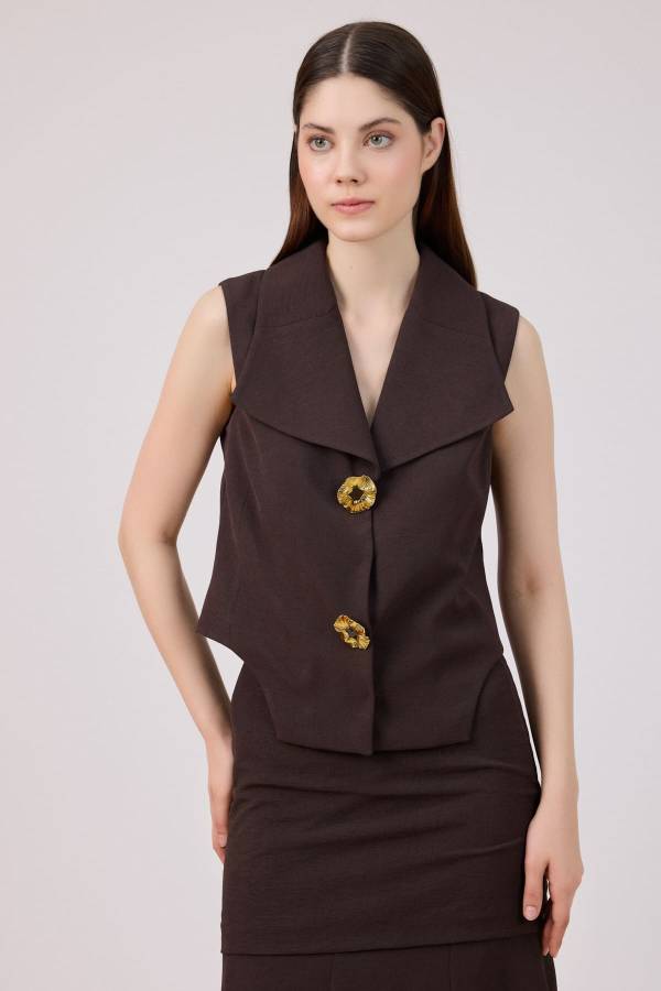 Geniş yakalı düğmeli yelek