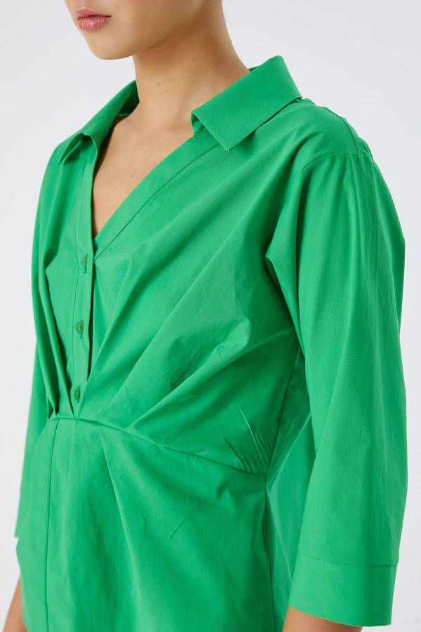 Geniş yakalı poplin gömlek