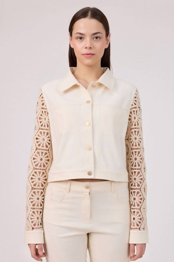 Güpür detaylı kısa ceket