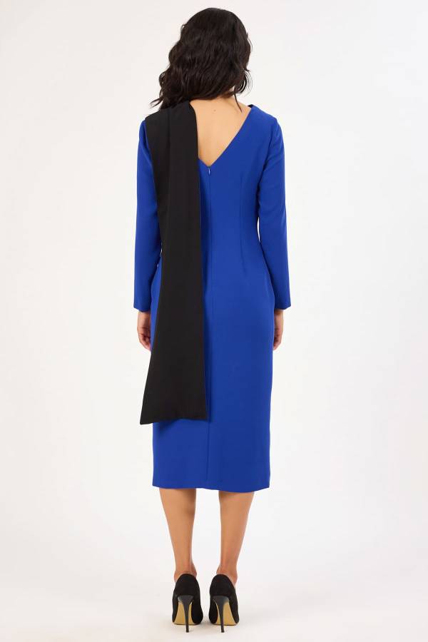 Kontrast şal detaylı elbise