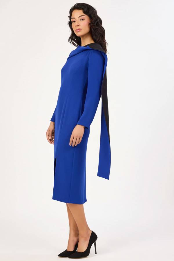 Kontrast şal detaylı elbise