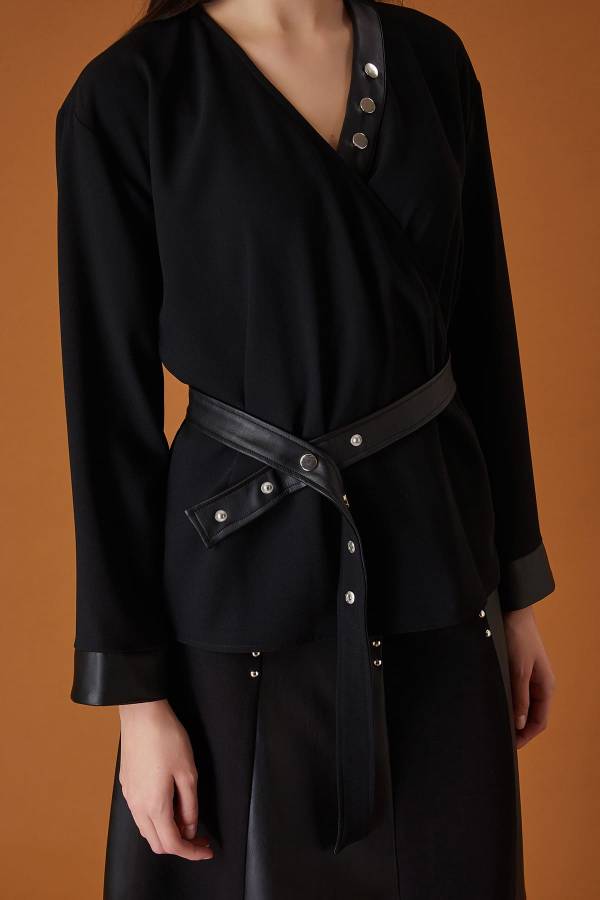 Kruvaze yakalı krep bluz