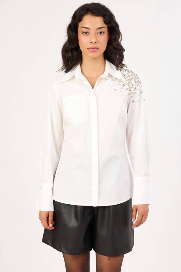 Omuzu işleme detaylı likralı gömlek Omuzu işleme detaylı likralı gömlek