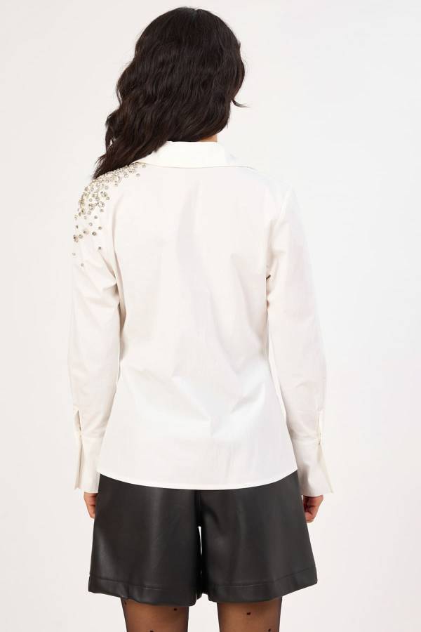 Omuzu işleme detaylı likralı gömlek Omuzu işleme detaylı likralı gömlek