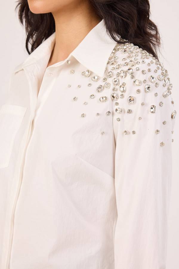 Omuzu işleme detaylı likralı gömlek Omuzu işleme detaylı likralı gömlek