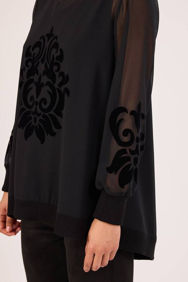 Önü flok baskılı siyah bluz Önü flok baskılı siyah bluz