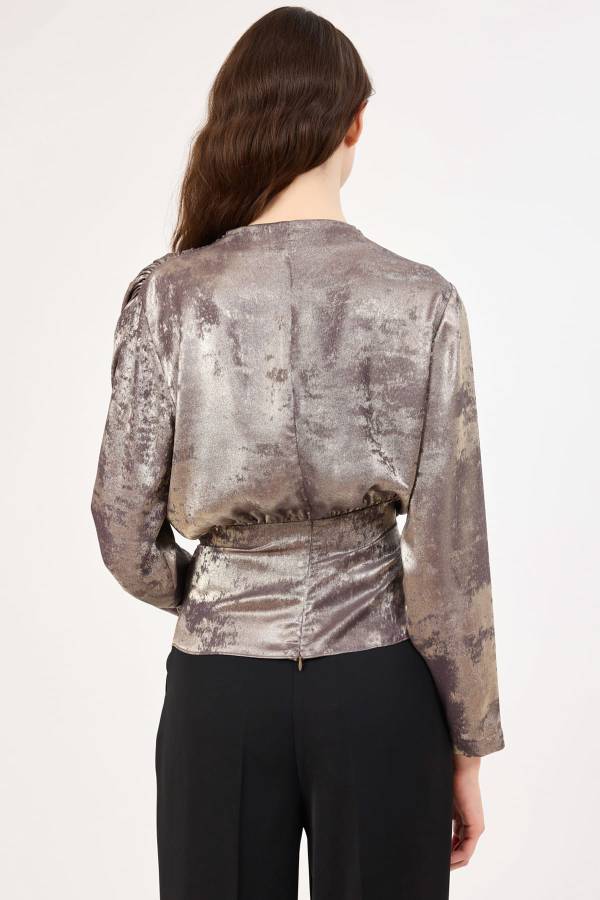 Parlak yüzeyli büzgü detaylı bluz Parlak yüzeyli büzgü detaylı bluz