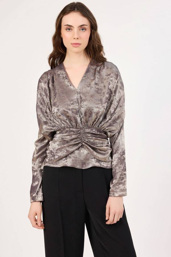 Parlak yüzeyli büzgü detaylı bluz Parlak yüzeyli büzgü detaylı bluz