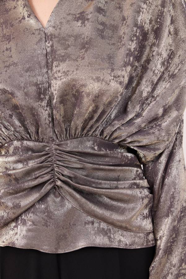 Parlak yüzeyli büzgü detaylı bluz Parlak yüzeyli büzgü detaylı bluz