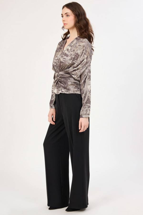 Parlak yüzeyli büzgü detaylı bluz Parlak yüzeyli büzgü detaylı bluz