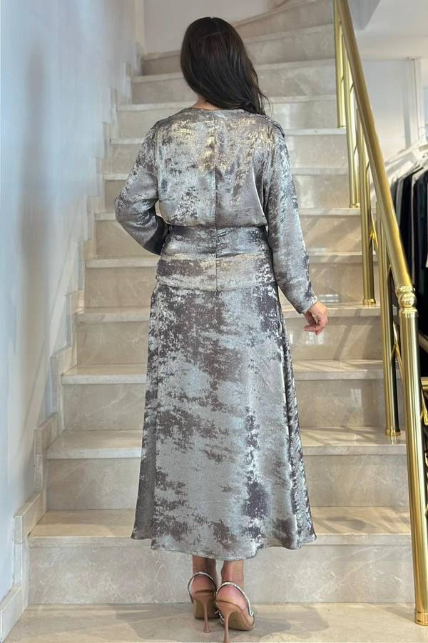 Parlak yüzeyli kloş etek