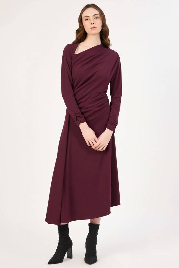 Pile detaylı asimetrik elbise