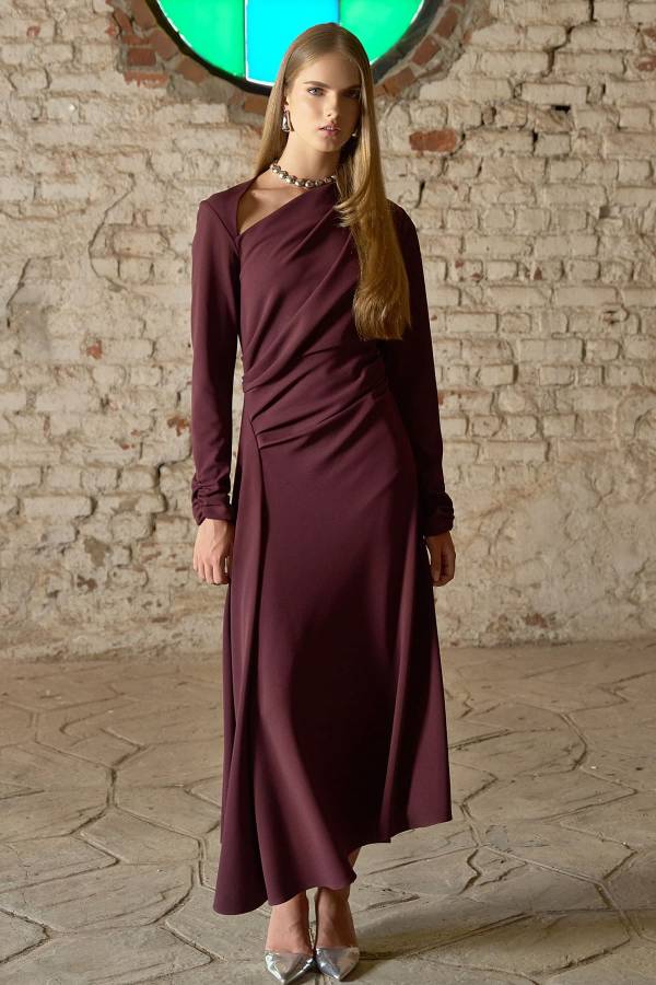 Pile detaylı asimetrik elbise