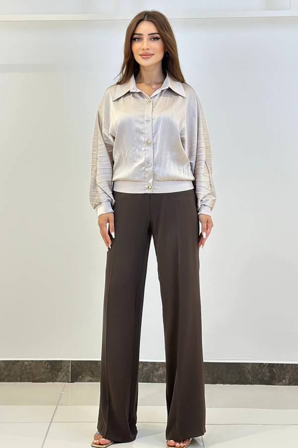 Pliseli broş düğmeli şık gömlek Pliseli broş düğmeli şık gömlek