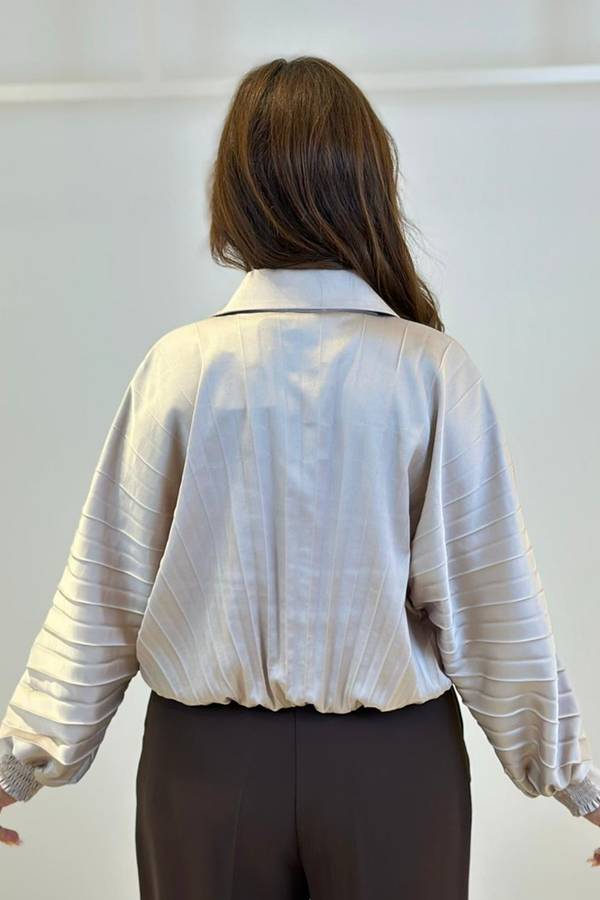 Pliseli broş düğmeli şık gömlek Pliseli broş düğmeli şık gömlek