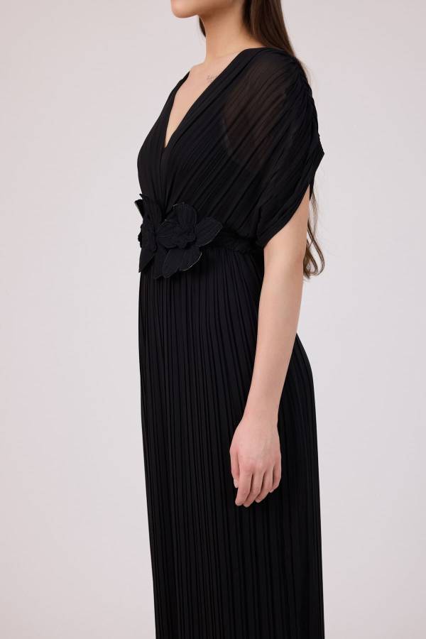 Pliseli çiçek kemerli şifon elbise