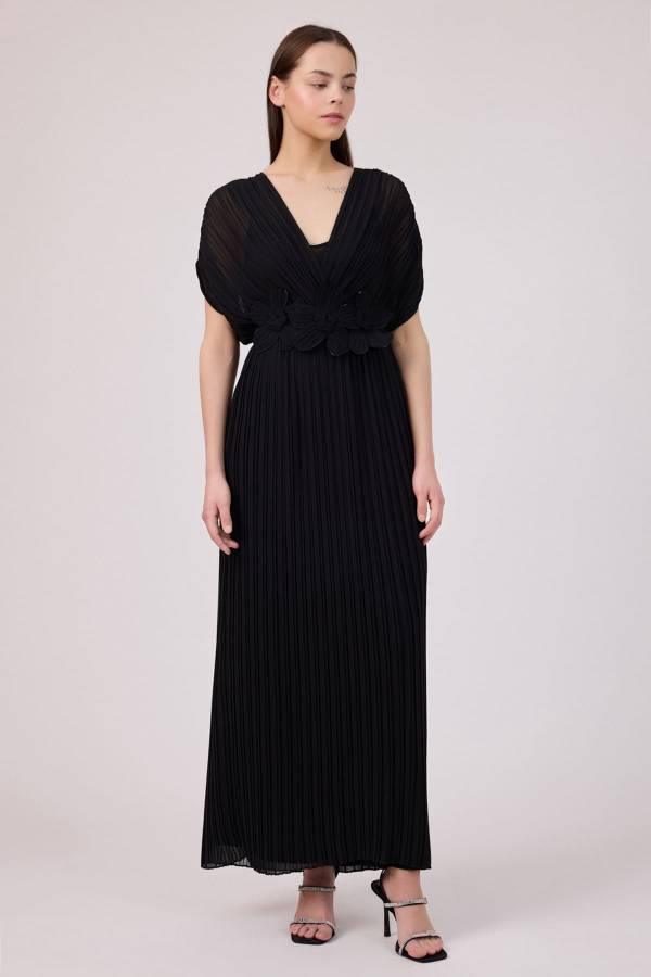 Pliseli çiçek kemerli şifon elbise