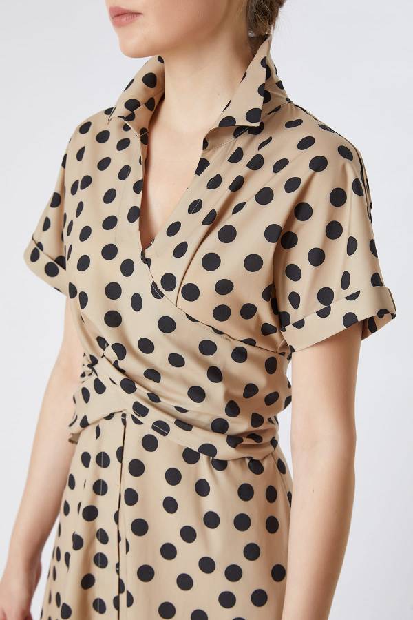 Puan desenli bağlamalı elbise