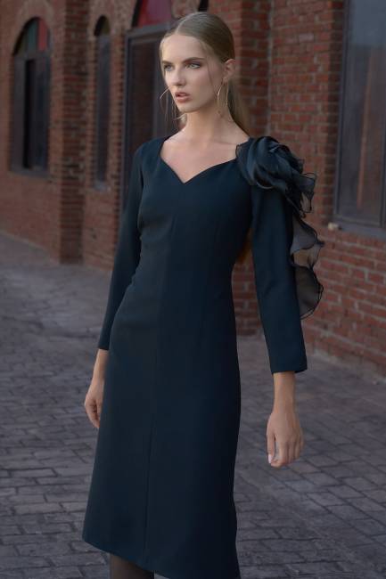 Fever - Tasarım çicek aksesuarlı midi elbise Fever - Tasarım çicek aksesuarlı midi elbise