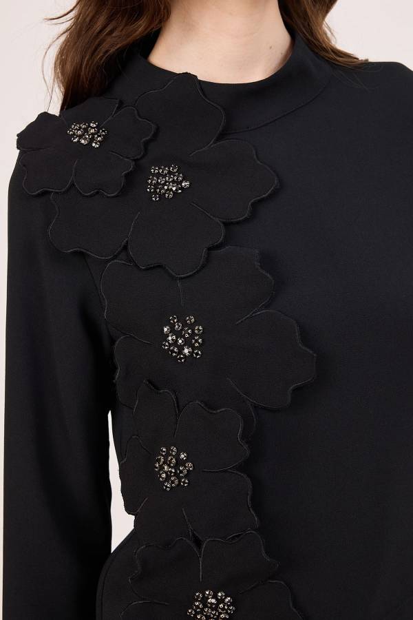 Tasarım çicek detaylı siyah bluz Tasarım çicek detaylı siyah bluz