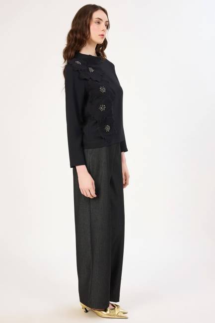 Tasarım çicek detaylı siyah bluz - Thumbnail