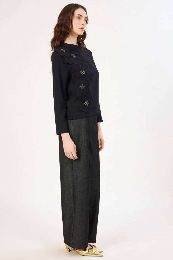 Tasarım çicek detaylı siyah bluz Tasarım çicek detaylı siyah bluz