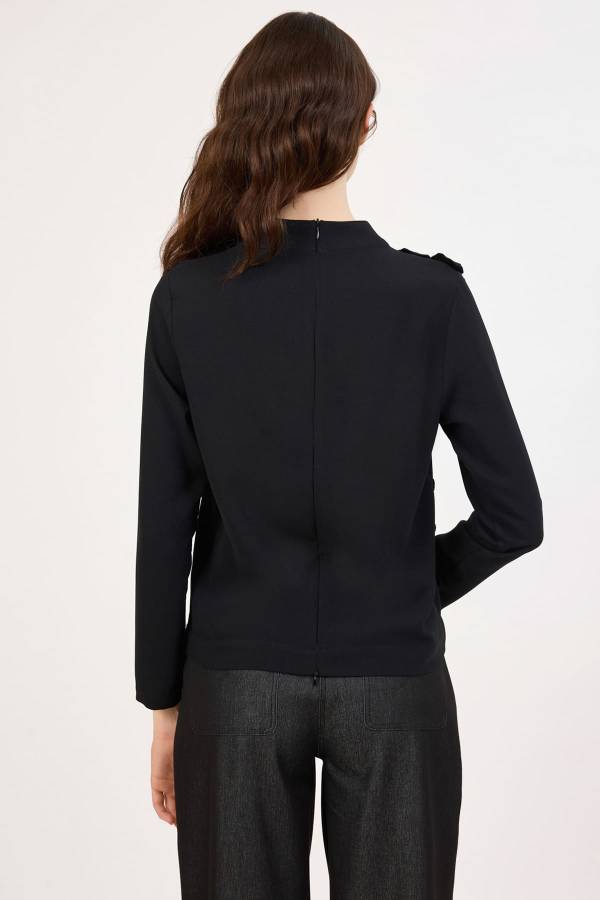 Tasarım çicek detaylı siyah bluz Tasarım çicek detaylı siyah bluz